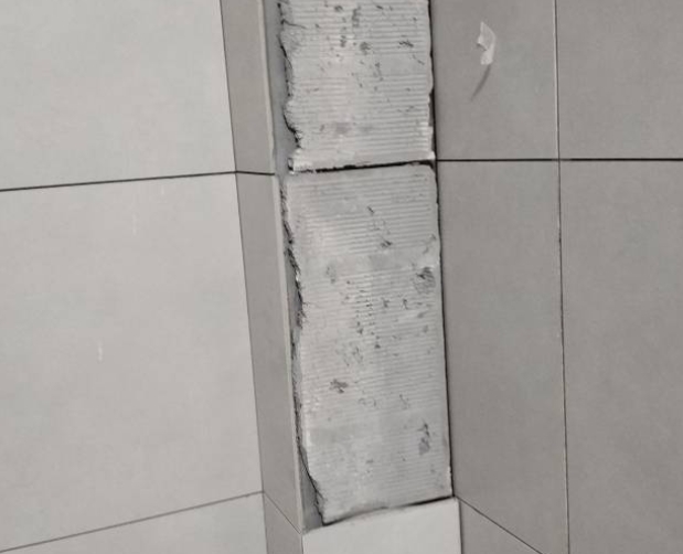 丰泽瓷砖空鼓维修公司分享下瓷砖施工前基层浇水润湿程度不足，可能导致以下问题